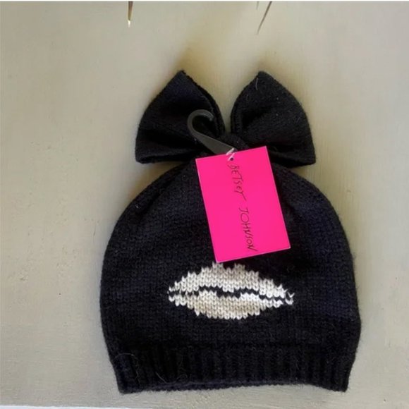 Betsey Johnson Accessories - NWT BETSEY JOHNSON KISS and Tell Beanie